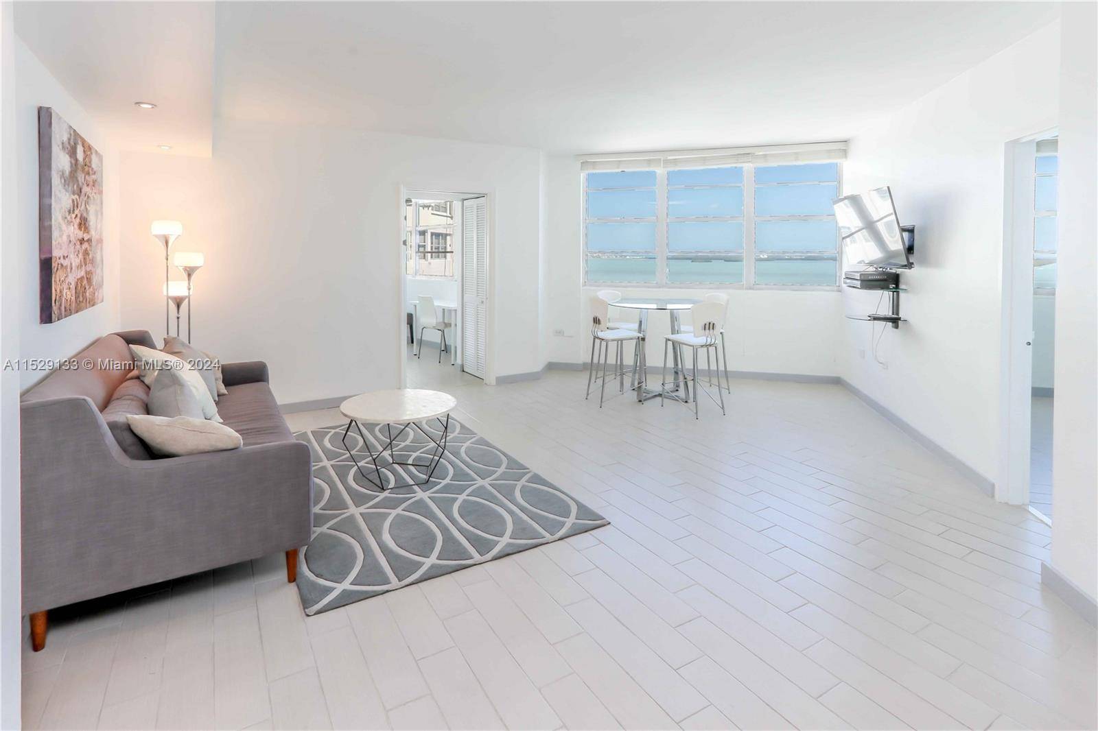 Spectacular fully furnished unit in the hearth of Brickell.