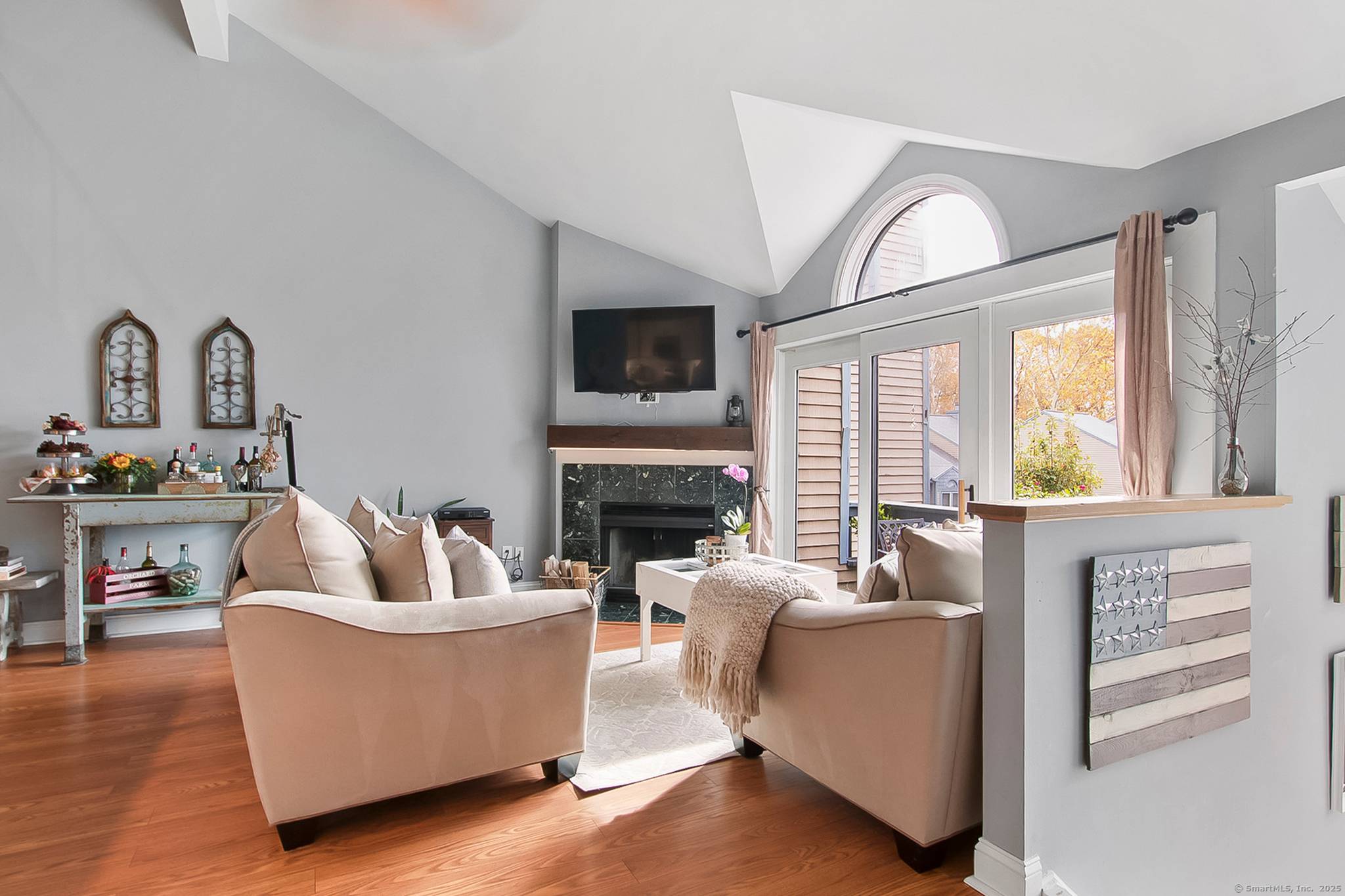 Welcome to Riverbend Common and this beautifully updated 1 bedroom loft, 2 bath townhome tucked quietly away in one of Norwalk's most convenient locations.