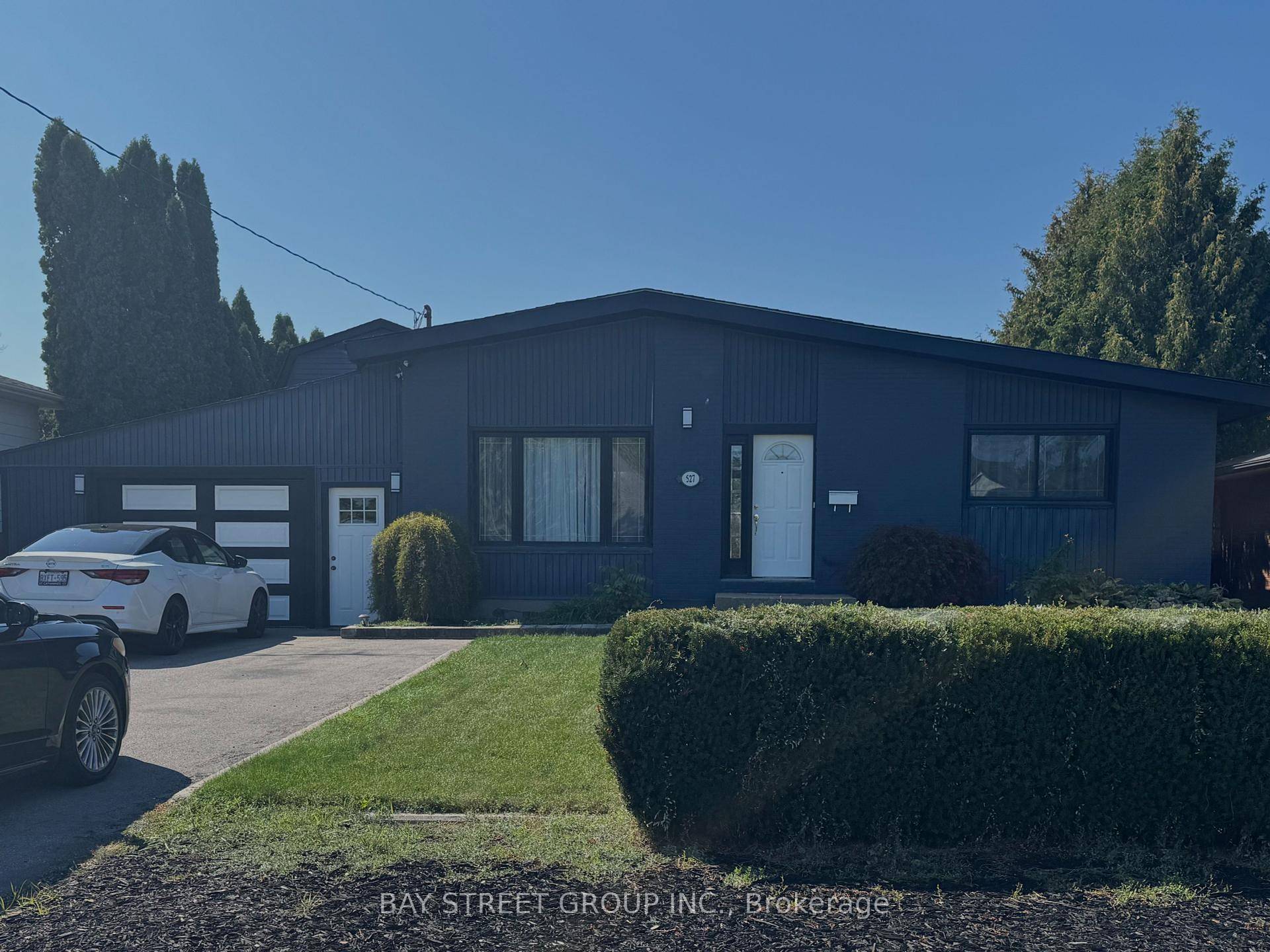 Welcome to this beautiful 2 2 bedroom, 2 bathroom home located in a desirable neighbourhood.