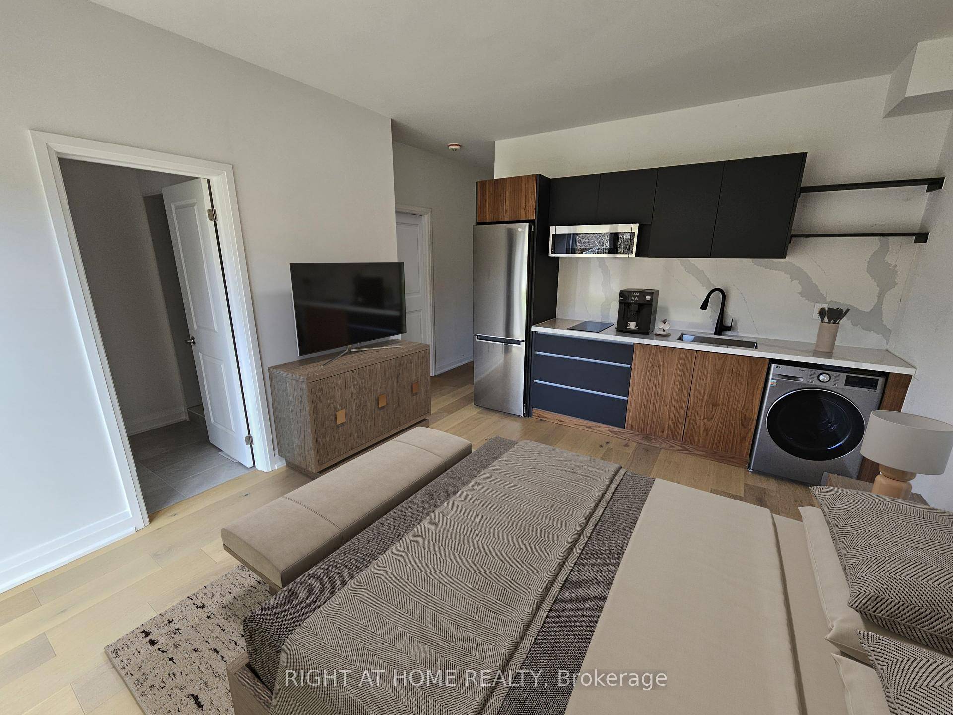This modern bachelor unit is 1 year old build, ideally located on the ground floor in the high demand Oakridges community.
