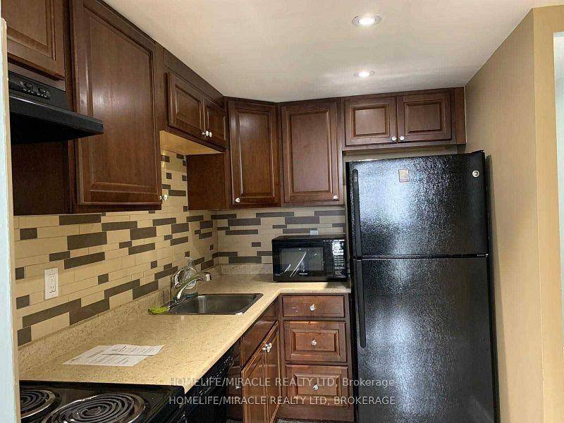 Beautiful Cornes Large 2 Plus Den Condo In The Heart Of Mississauga, 24Hr Security, Sauna, Squash, Party Room, Exercise Room, Roof Deck Garden, Modern Decor, Laminated Floors Throughout, Modern Kitchen, ...