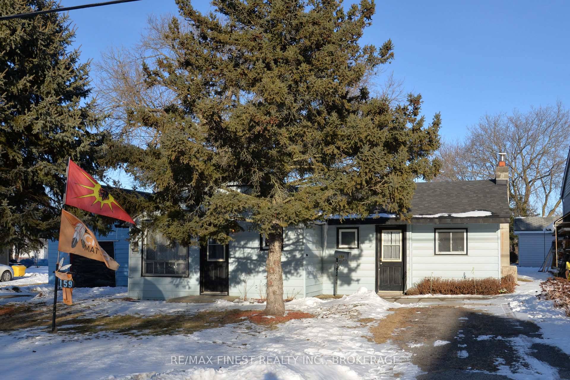 This charming 3 bedroom, 1 bathroom bungalow is full of potential and perfectly situated in a fantastic location !