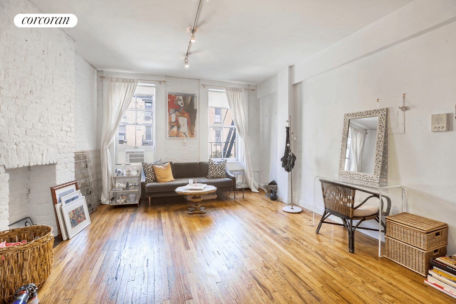 Photos are of a similar unitWelcome to this perfectly located studio across from the Soho Grand Hotel.