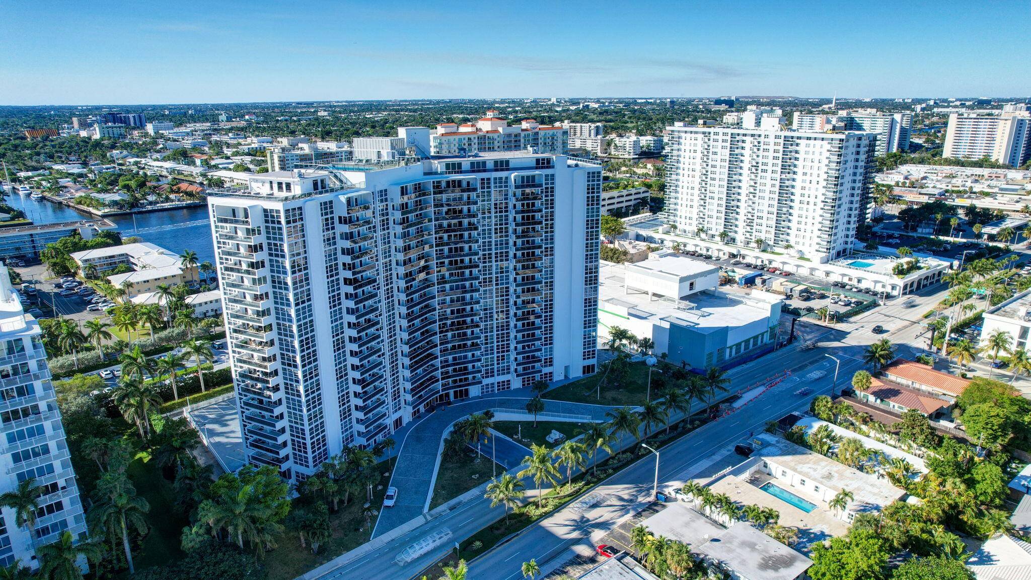 AMAZING LOCATION AND PRICE FOR THIS 2 BEDROOM 2 BATHROOM BUILDING ON FT LAUDERDALE BEACH.