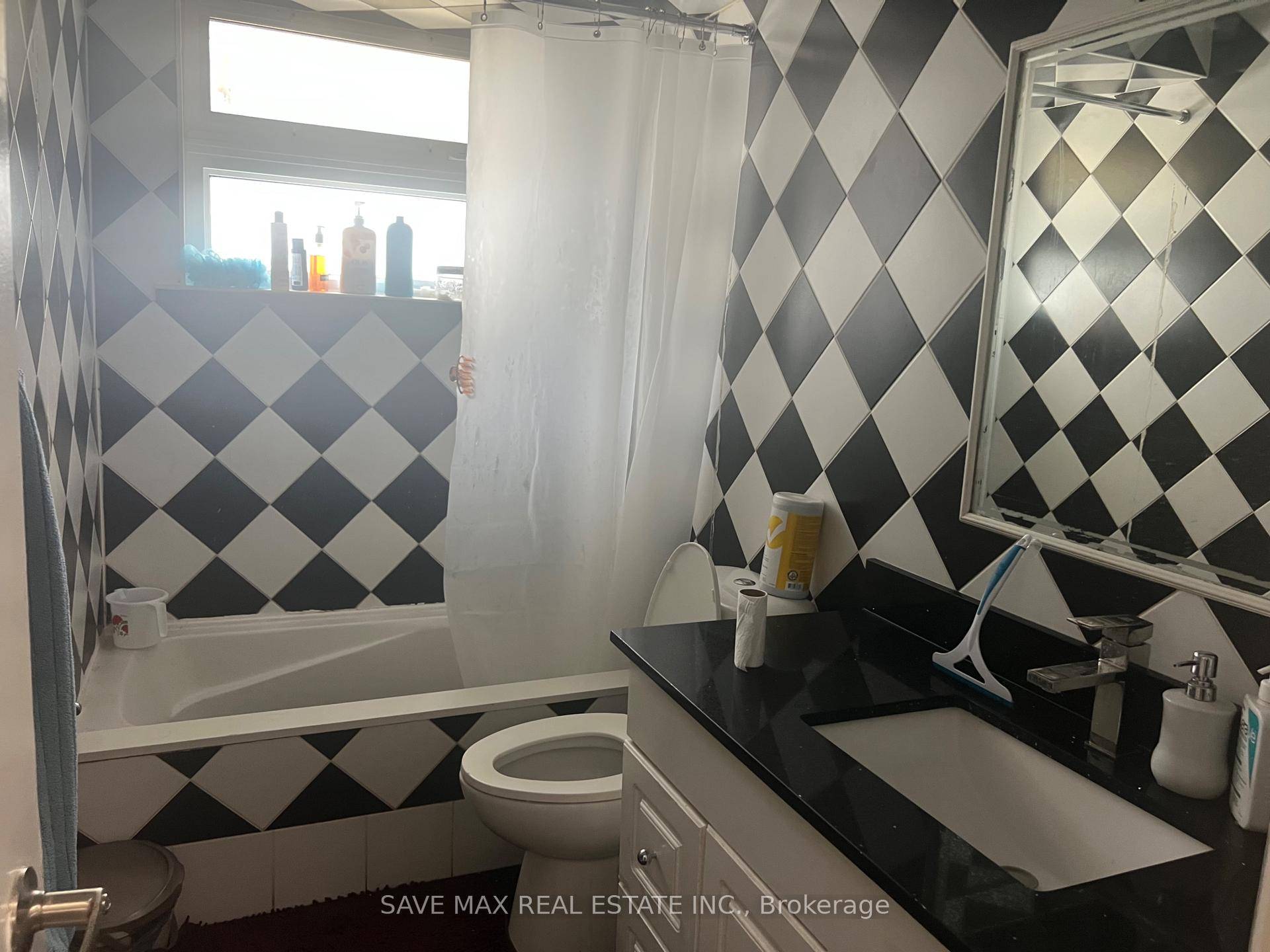 Absolutely beautiful property main floor with huge lot in backyard in the area close to all amenities, walking distance to wolfedale plaza service ontario, Freshco, pharmacy, food stores, tim hortons, ...