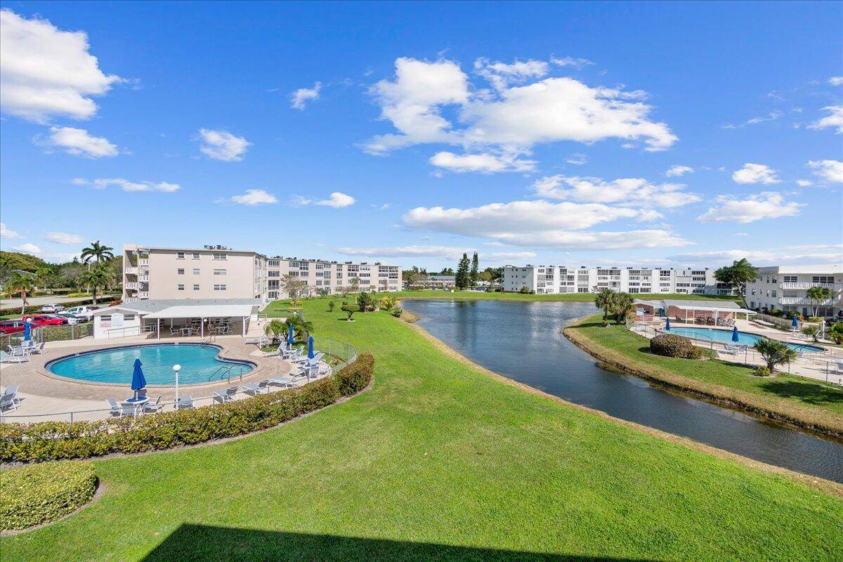 Gorgeous, modern and immaculate, newly renovated condo just a few steps to Kents pool.