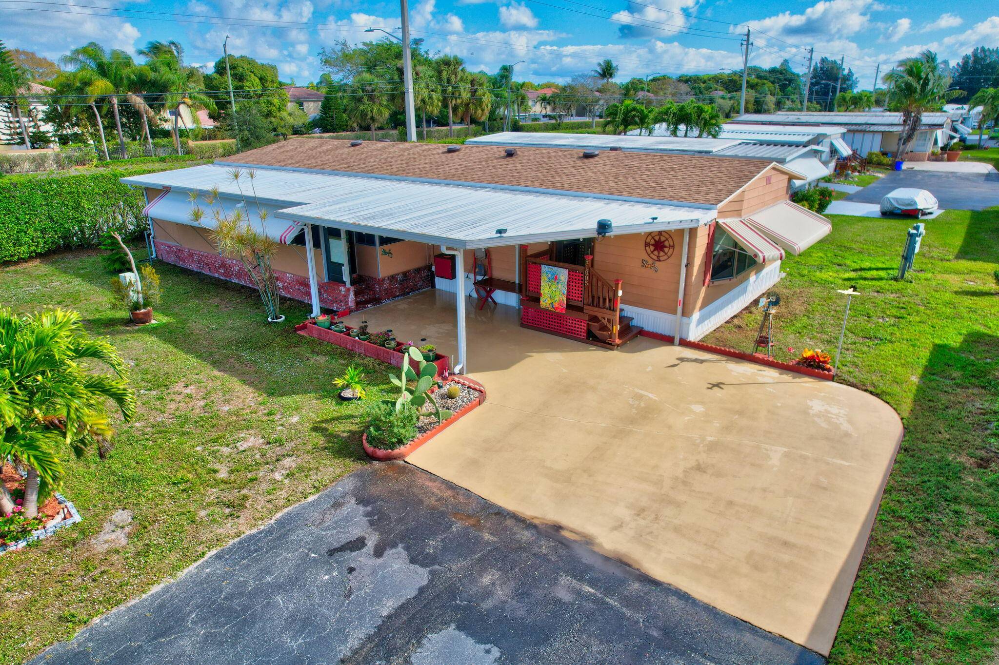 VERY MOTIVATED SELLER ! BRING US AN OFFER !