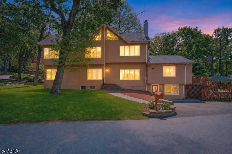 Updated 5BR Home with Soaring Ceilings, Mountain Views Flexible Layout.