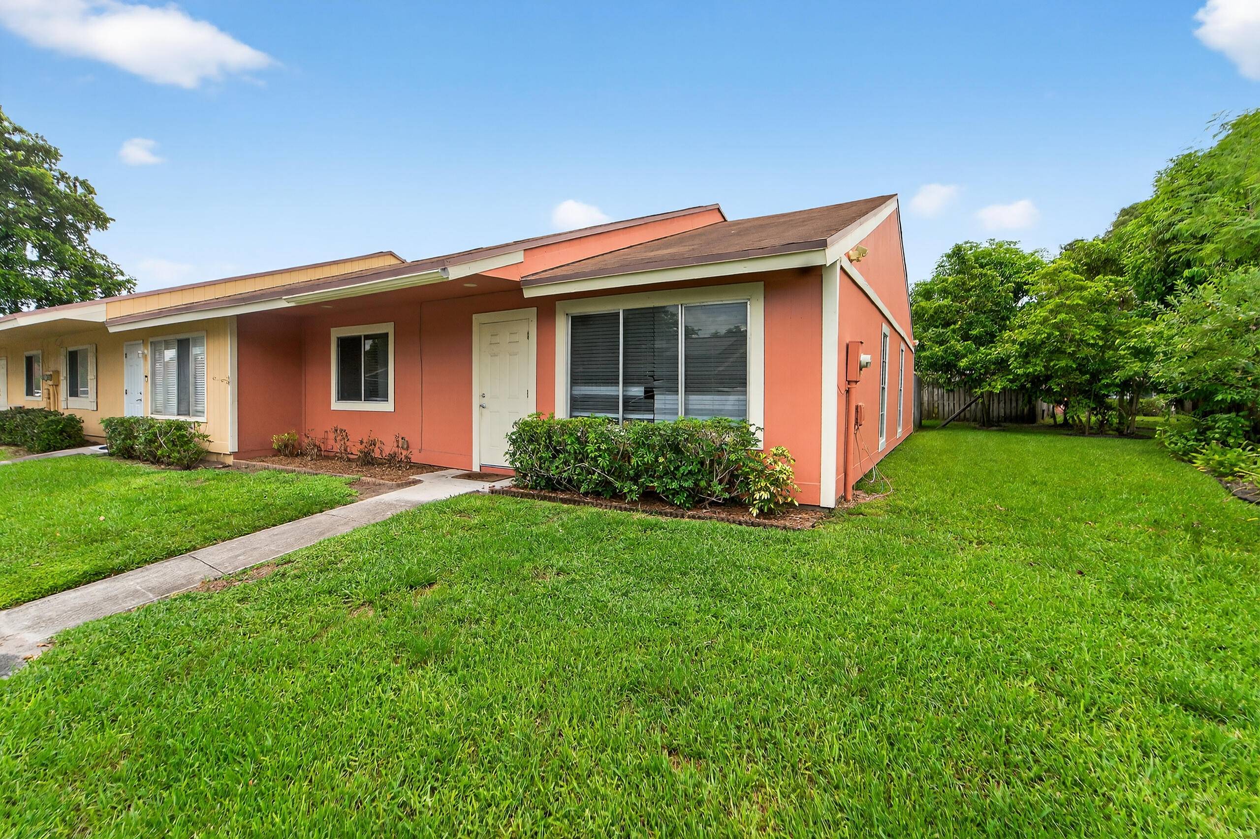 Fully Remodeled 3 Bedroom Townhouse with Modern Finishes Prime Location !