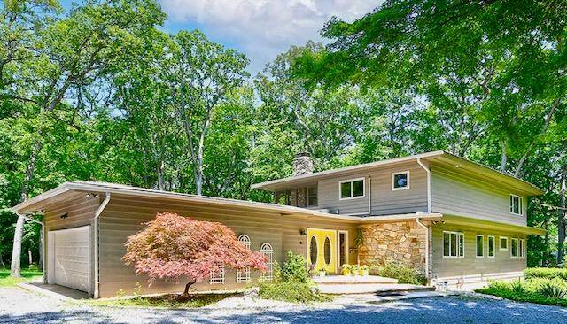 Welcome to your dream retreat in Fiddlers Green dues, one of the most sought after waterfront communities on Lloyd Neck.