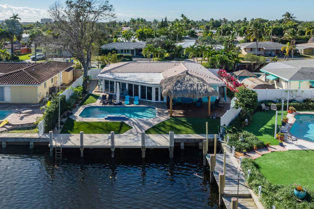 Private waterfront oasis !