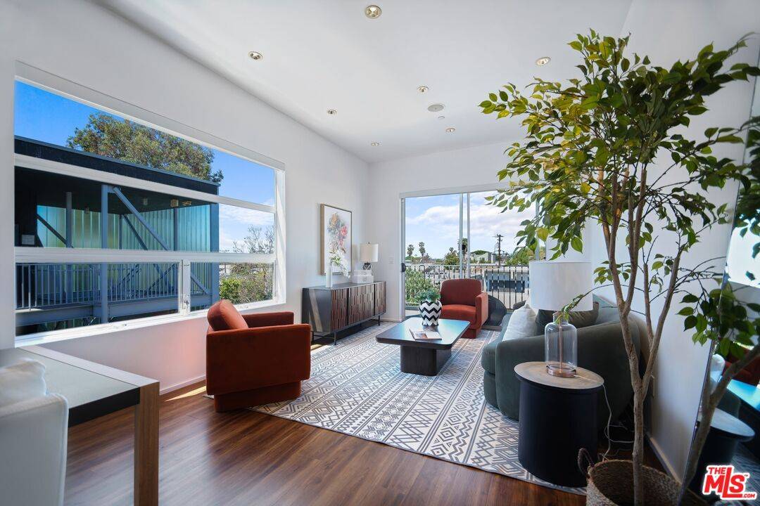 1050  N Gardner St 2.0 Hollywood Hills East LA