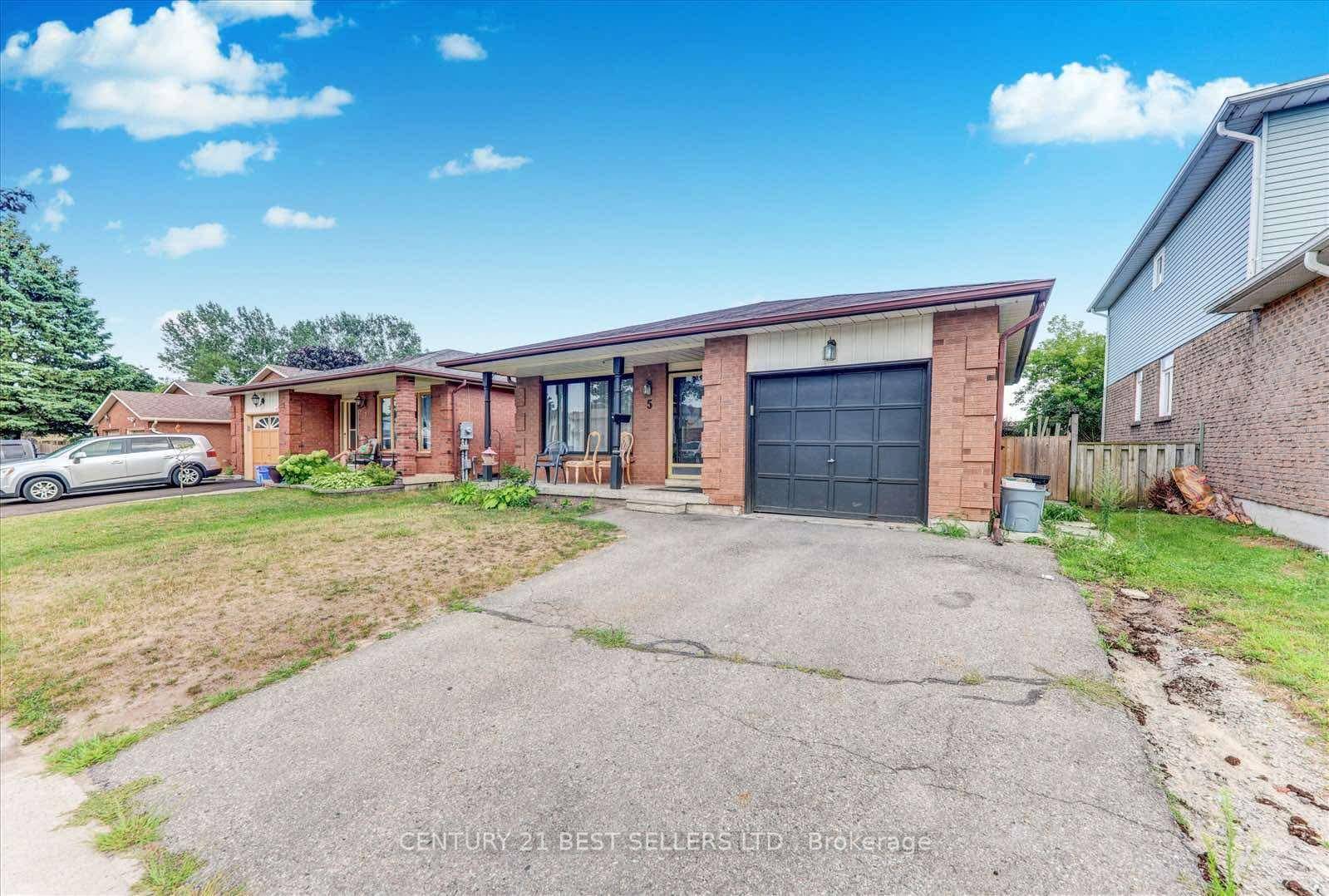 Welcome to this beautifully detached backsplit table home, offering a perfect blend of comfort and convenience.