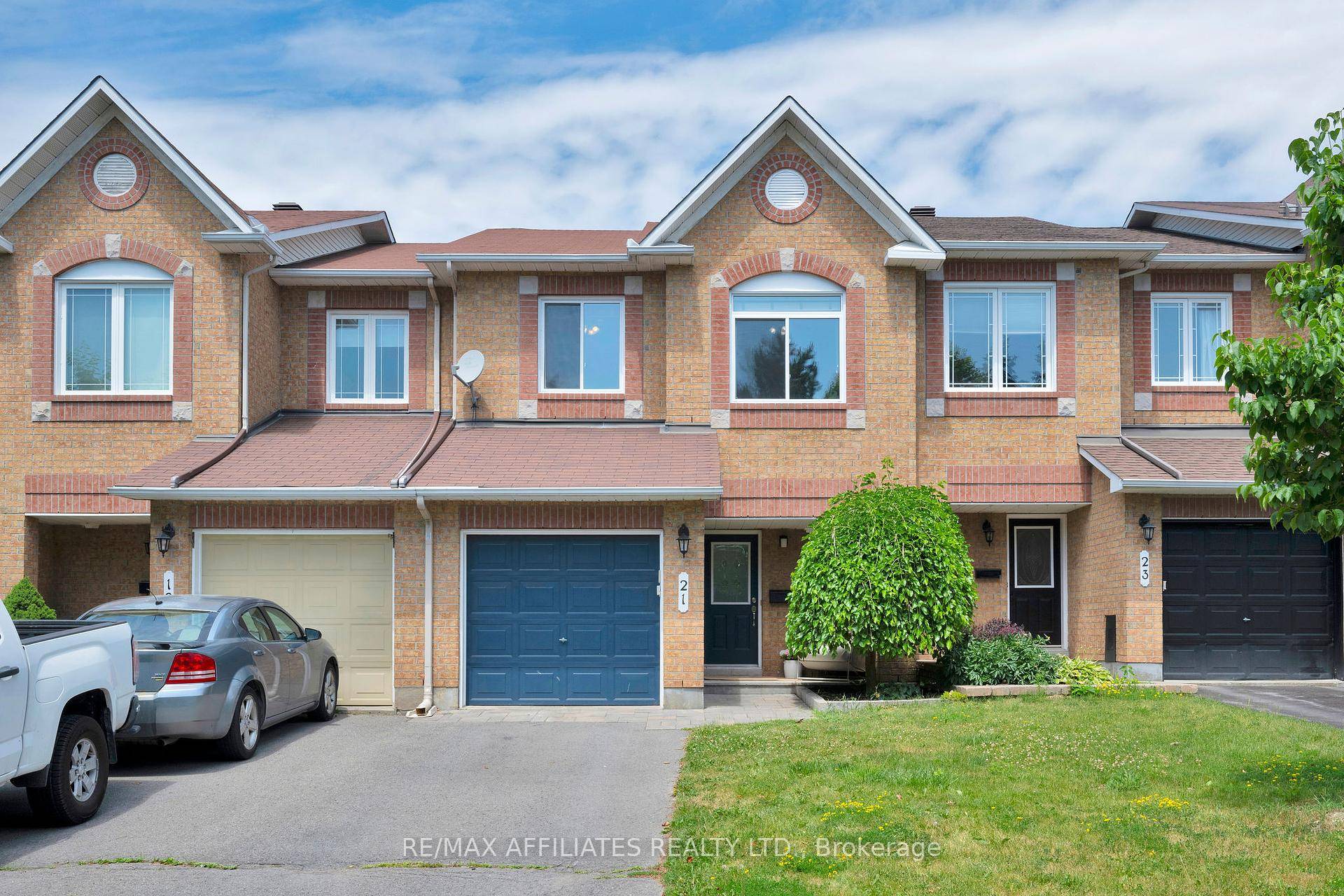 Welcome to 21 Flowertree, a beautifully updated 3 bed, 3 bath townhome nestled in the heart of Bridlewood one of Kanatas most family friendly and sought after neighbourhoods.