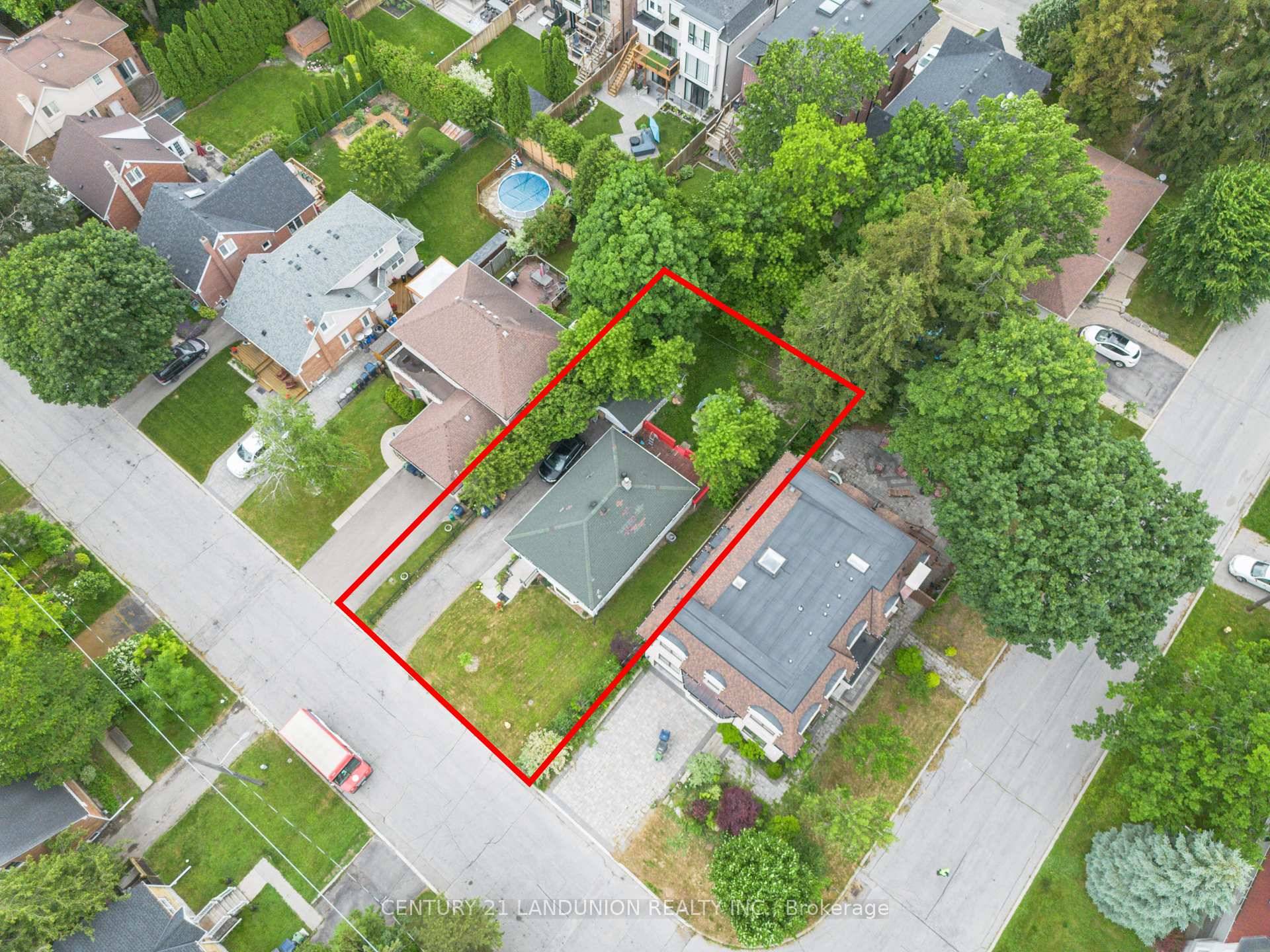Attention Investors ! Highly Sought After South Facing 50' x118' Lot, Lots Potentials And Opportunities To Grow.