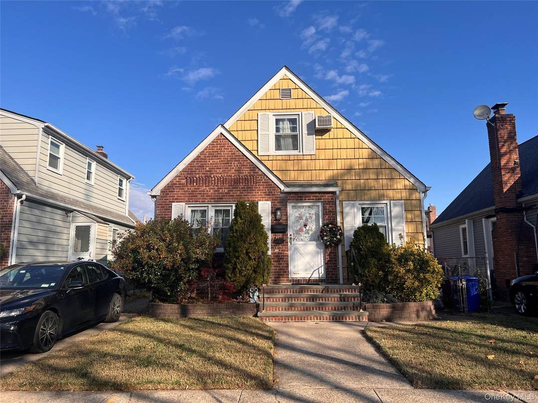 Welcome to this beautiful, well maintained cape cod house located on a mid block.