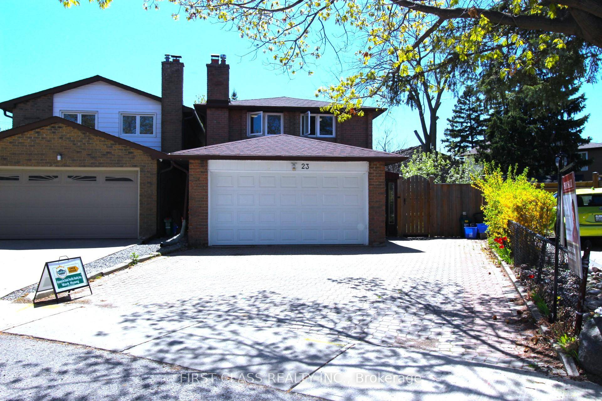 Charming Single house with double garage in highly demanded area.