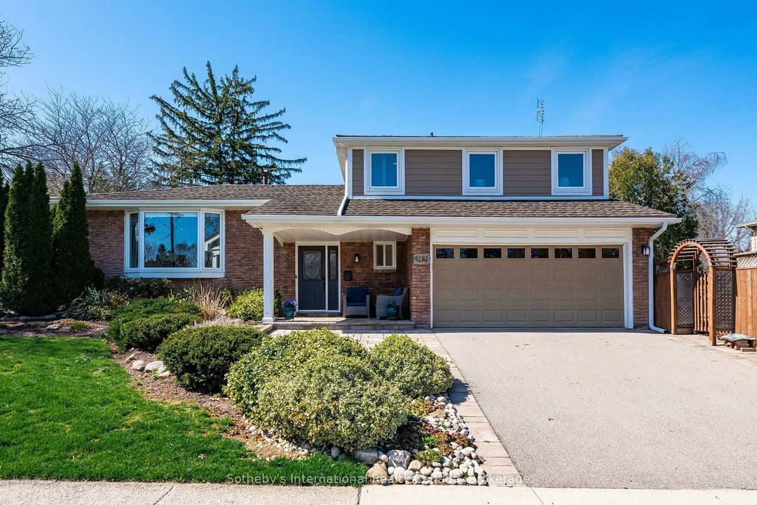 Welcome to this delightful split level home, ideally located in Burlington's family friendly Shoreacres neighbourhood.