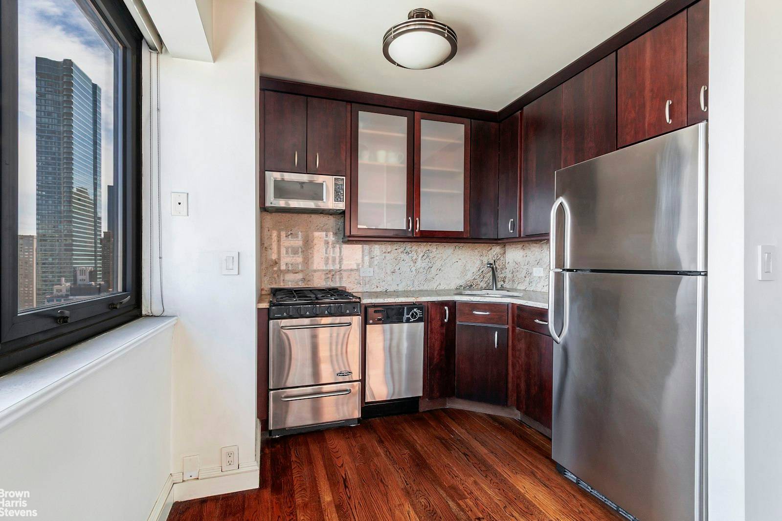 High Floor Sun Flooded One Bedroom Apartment, Savoy Luxury Condominium Welcome home to this high floor one bedroom apartment in the Savoy Condominium.