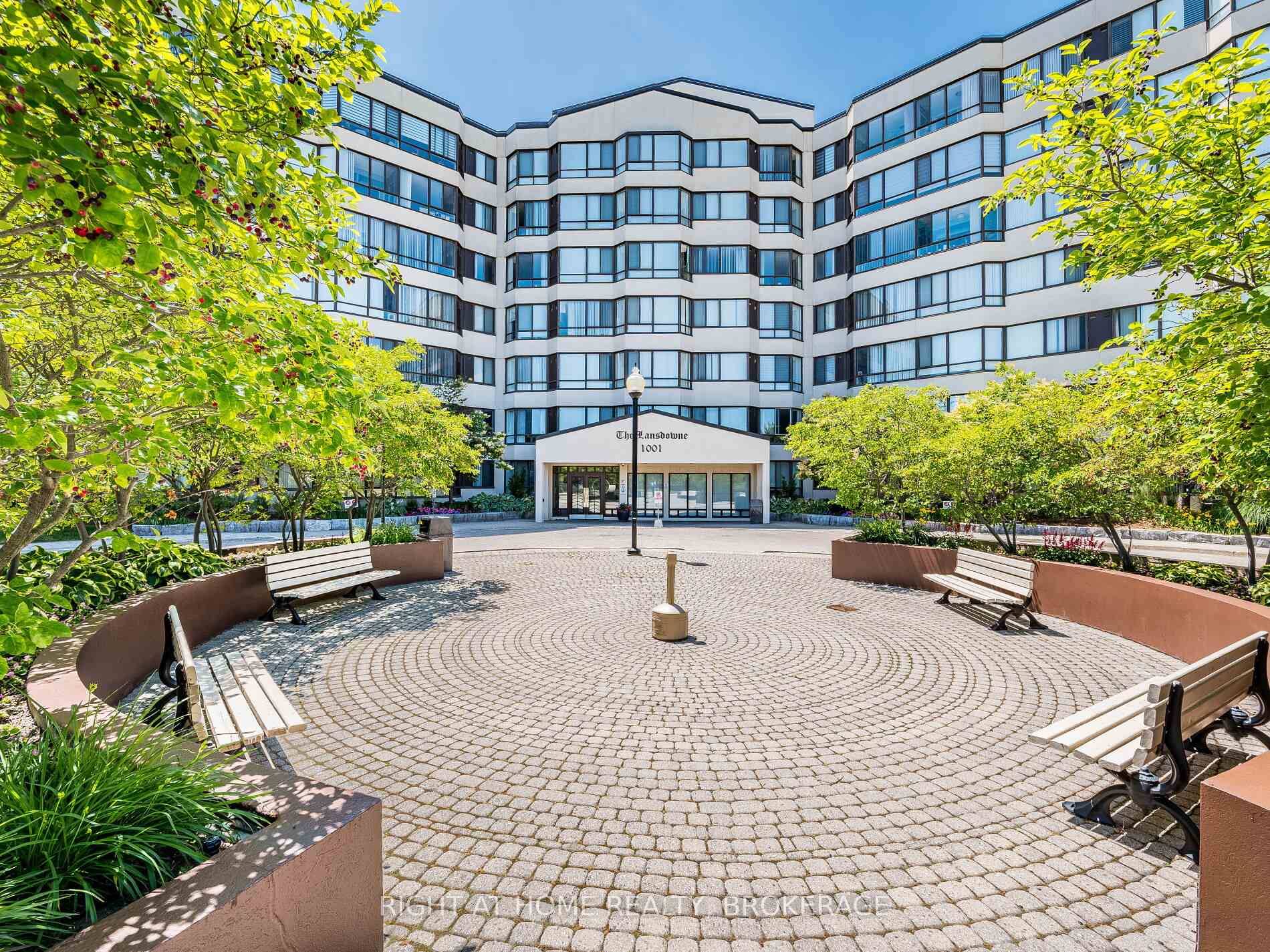 Welcome to The Lansdowne, located in one of Mississauga's most sought after communities, this low rise, 7 storey boutique building is known for its charm, quality, and well maintained surroundings.