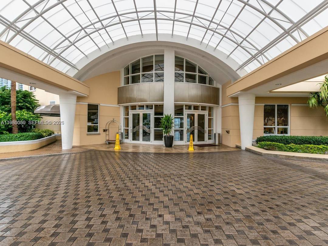 Beautiful apartment located at exclusive Brickell Key Island, with spectacular Bay and city views.