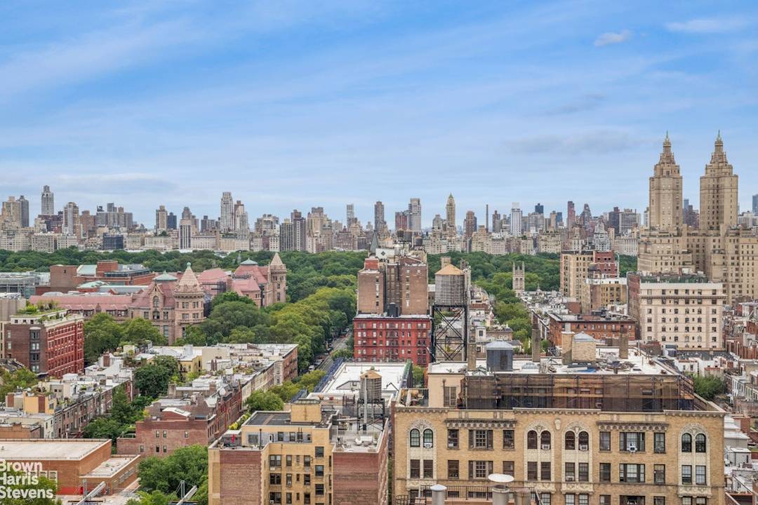 Spacious One Bedroom with Park, City and River Views Bathed in natural light and featuring soaring ceilings, this oversized, prewar one bedroom home offers wonderful views of Central Park, the ...