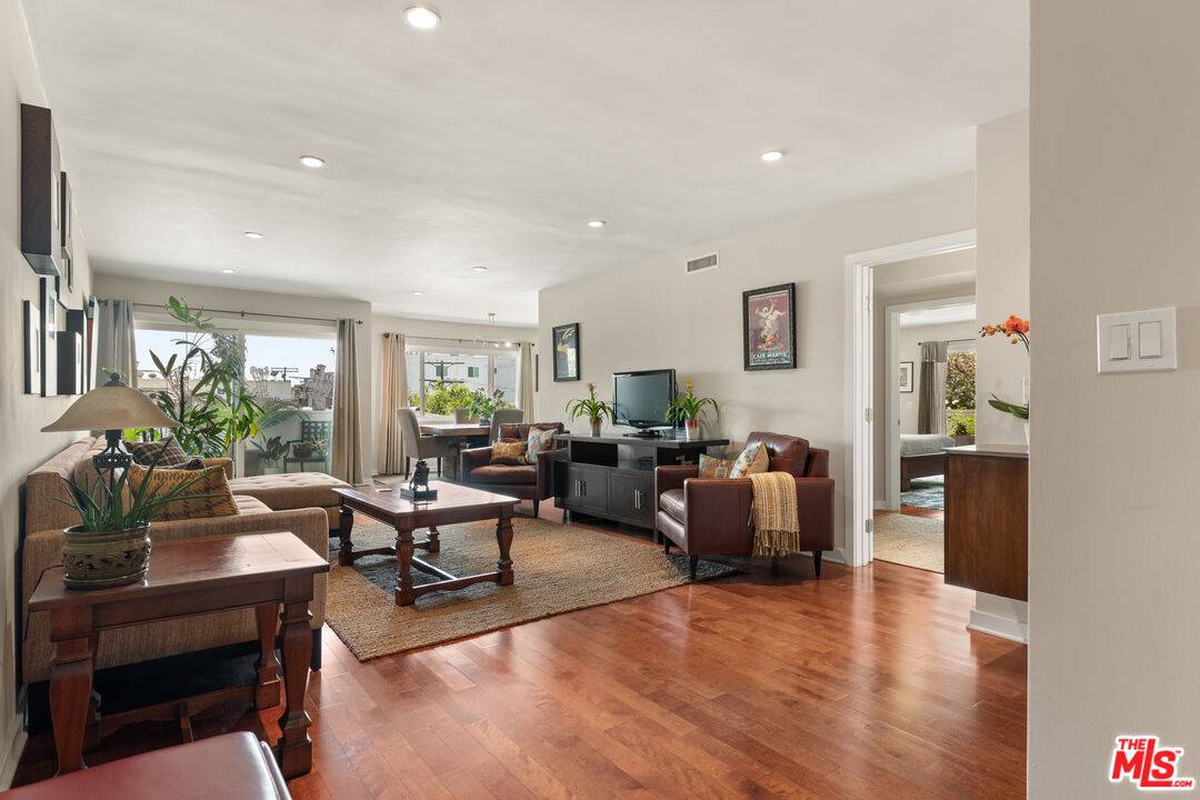 811  S Bedford St 2BR Beverlywood La