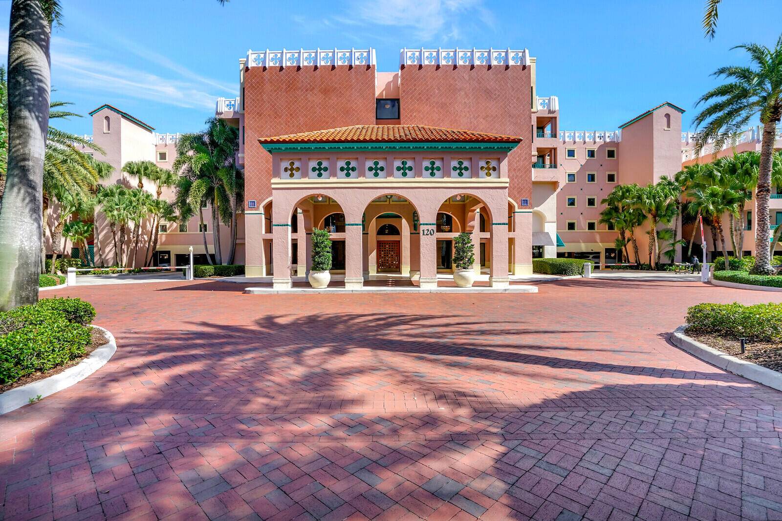MIZNER COURT IS A GATED COMMUNITY LOCATED ON THE WATERFRONT OF LAKE BOCA RATON.
