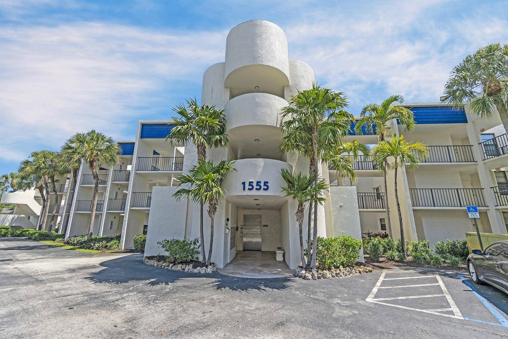 Welcome to this spacious and well appointed first floor condo in the heart of Delray Beach !