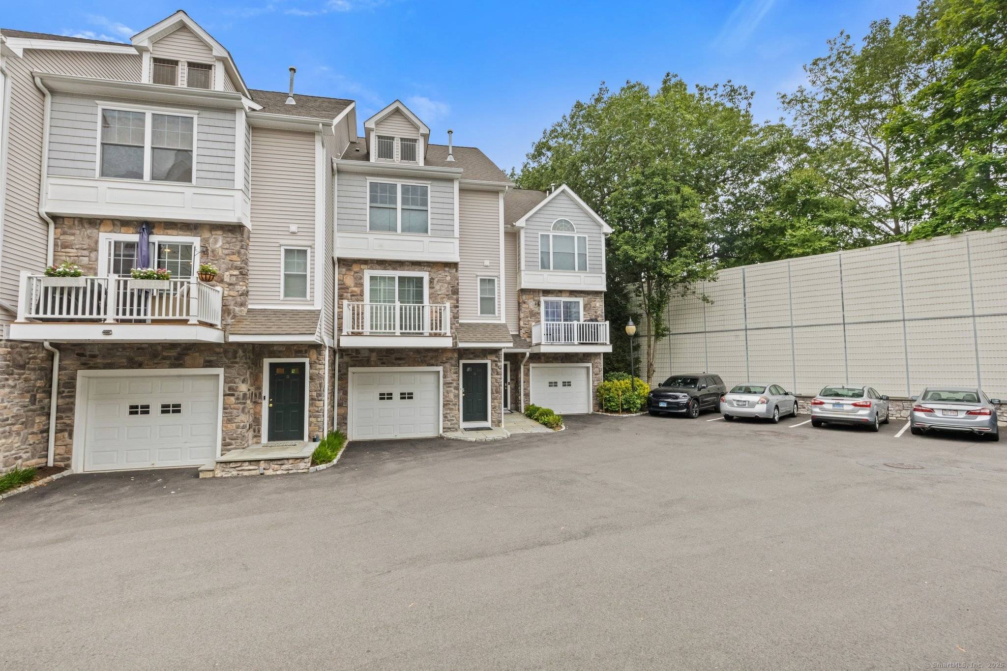 Spacious Townhouse at Rivers Edge with Private Elevator Patio.
