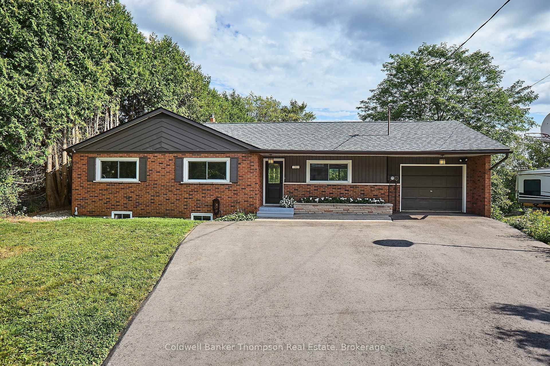 This refreshed waterfront home sits in one of Huntsvilles most sought after neighbourhoods.