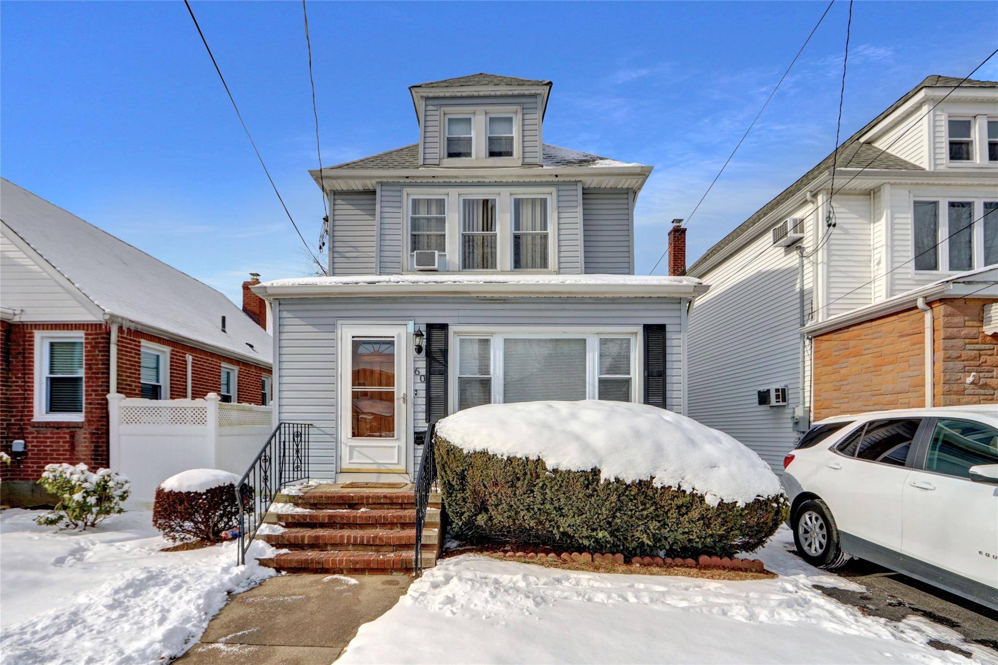 Charming Colonial in Prime Franklin Square Location !