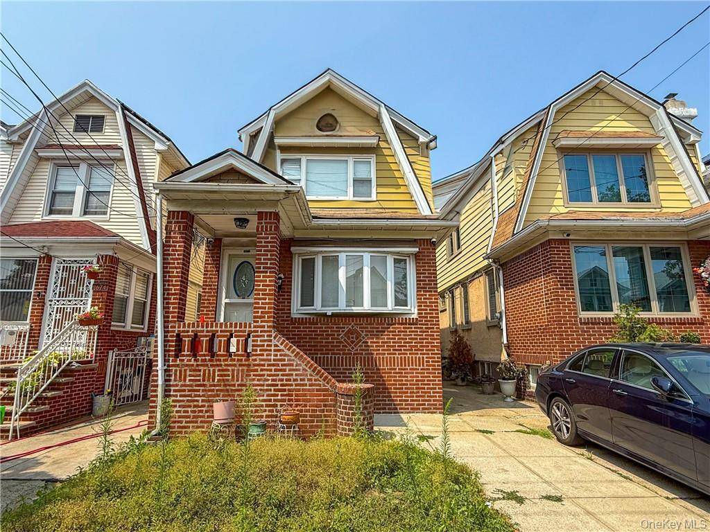 Completely detached one family home in the heart of Flatlands, in very good condition.