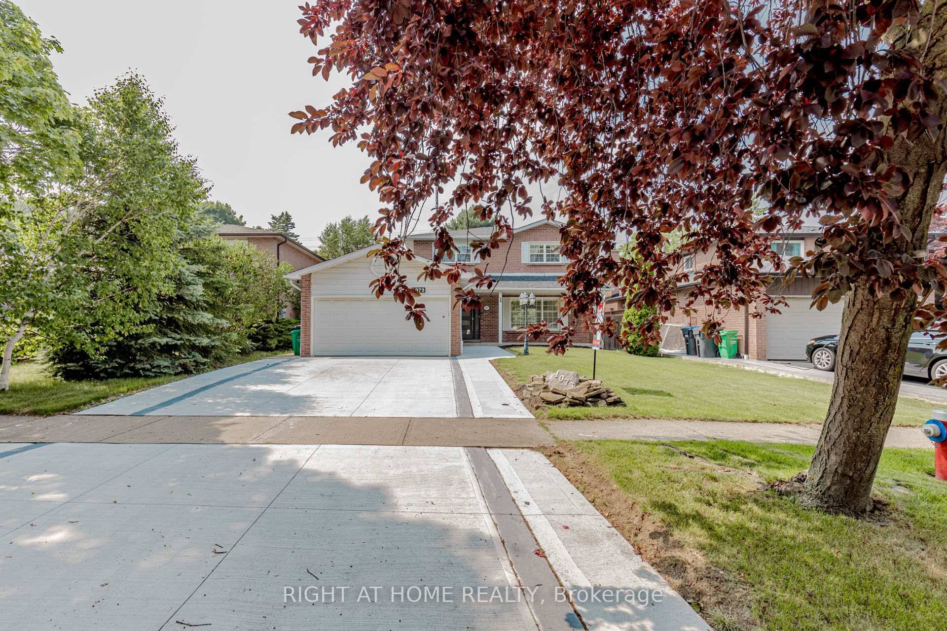 Welcome to This Lorne Park Showstopper !