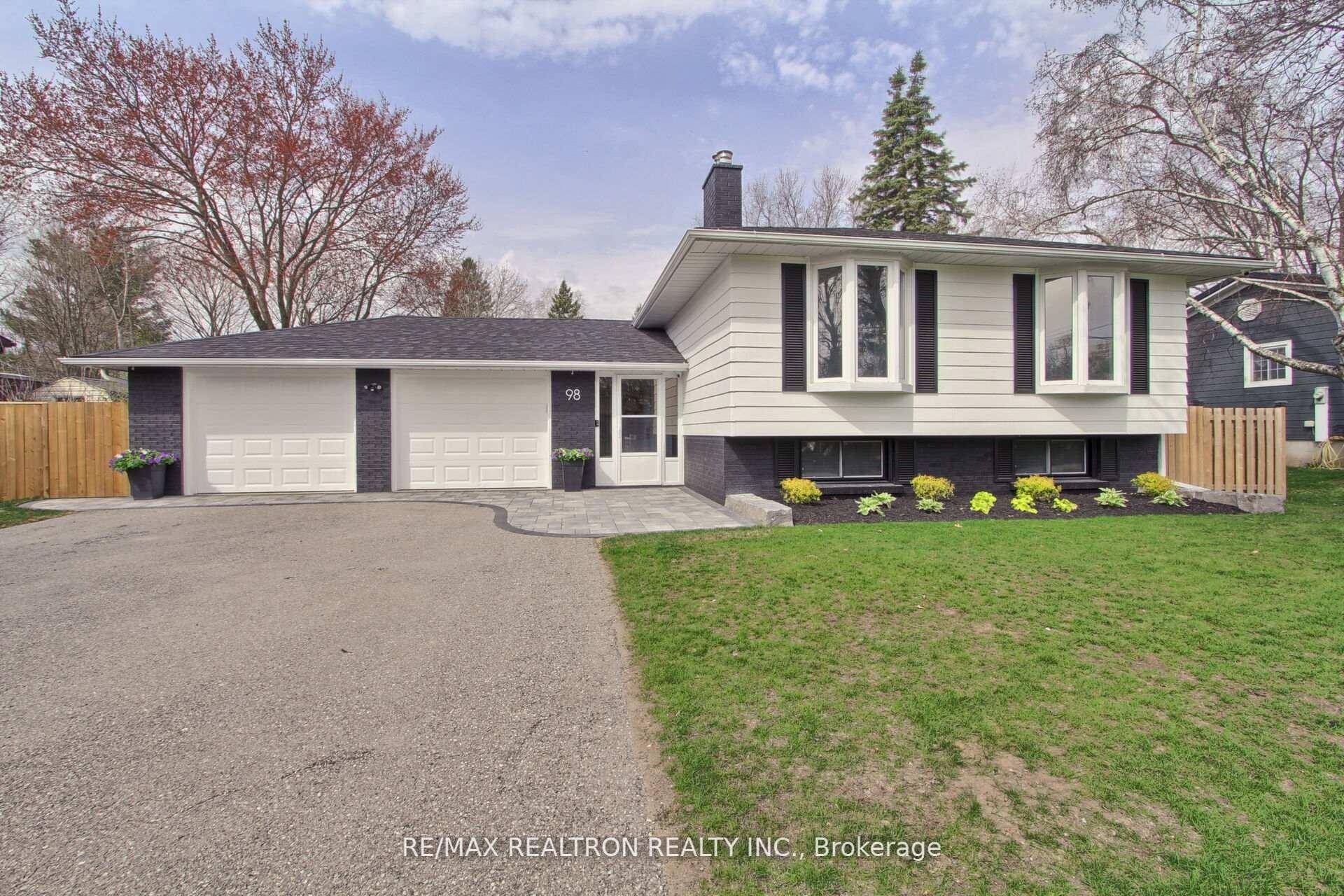 Absolutely spectacular family home within walking distance to Marina and beach for swimming in lake Simcoe !