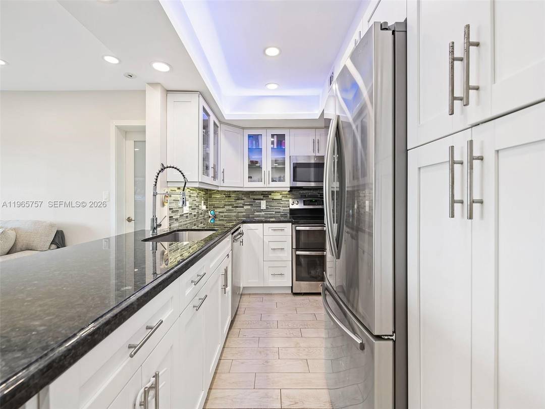 Lovely fully updated 2 2 Condo with ample balcony space amp ; perfect downtown views !