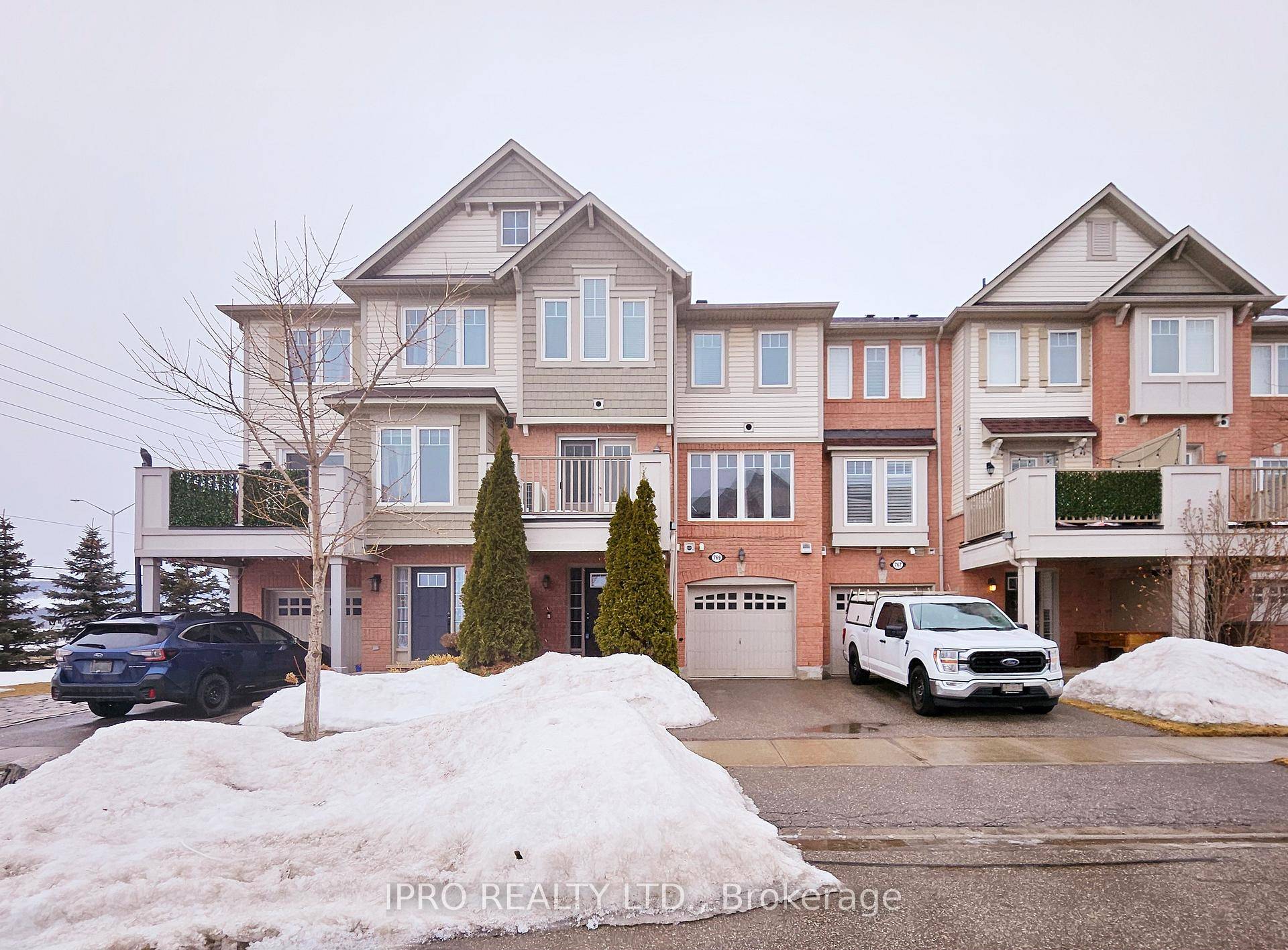 Welcome to this Bright and Stylish 2 Bedroom, 3 Bathroom Townhome in the Highly Sought After Harrison Neighbourhood.