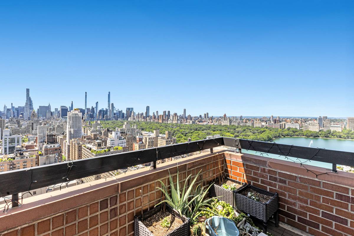 Rarely available. Amazing city skyline and Park views from this very high floor, corner, 2 bedroom 2 bathroom home, facing south, east and west in one of Carnegie Hills top ...