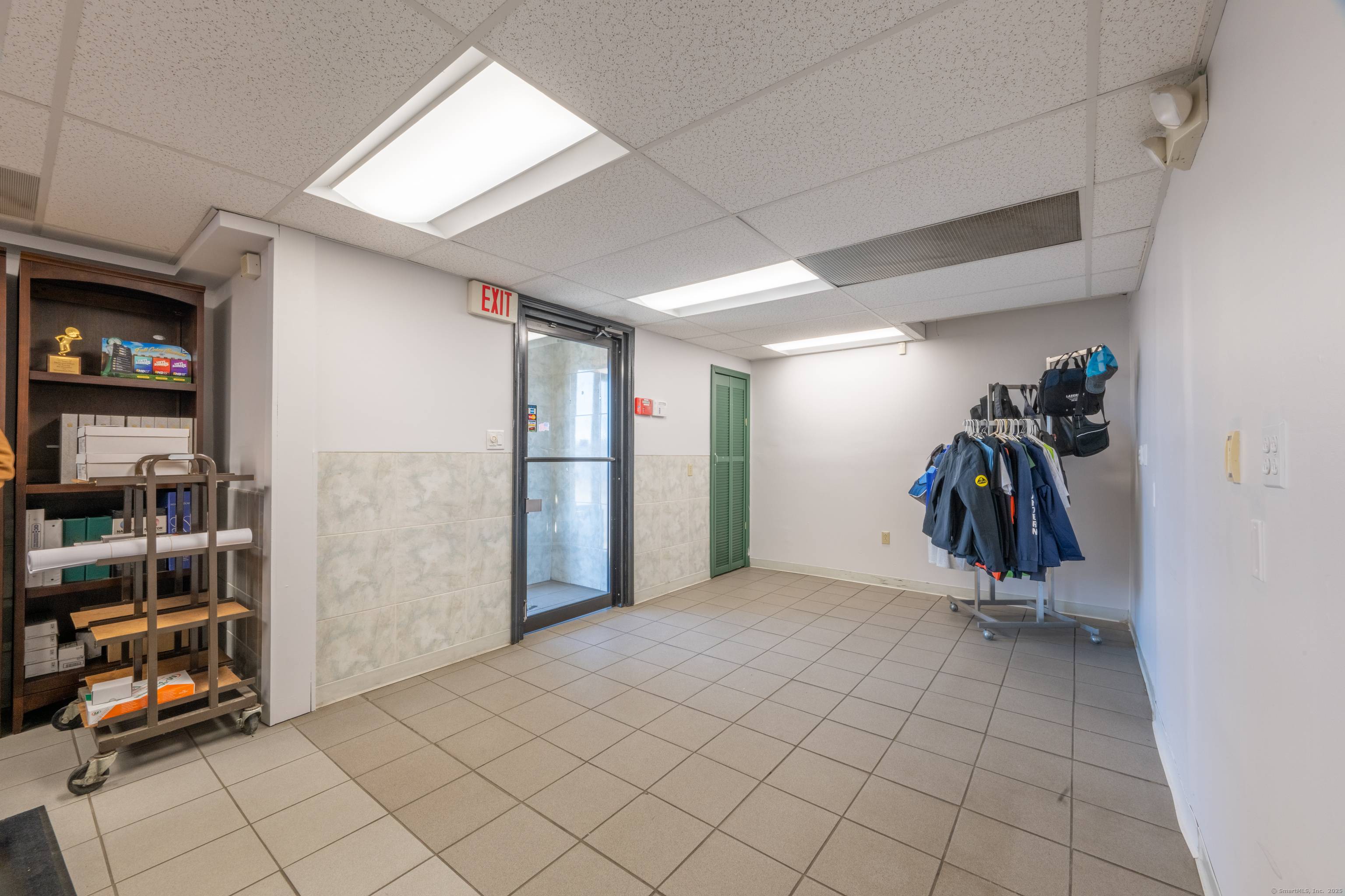 Prime Retail Investment Opportunity 595 West Main Street, Norwich, CT Discover this exceptional retail building located on Norwich's busiest retail corridor, boasting an impressive 18, 700 daily traffic count.