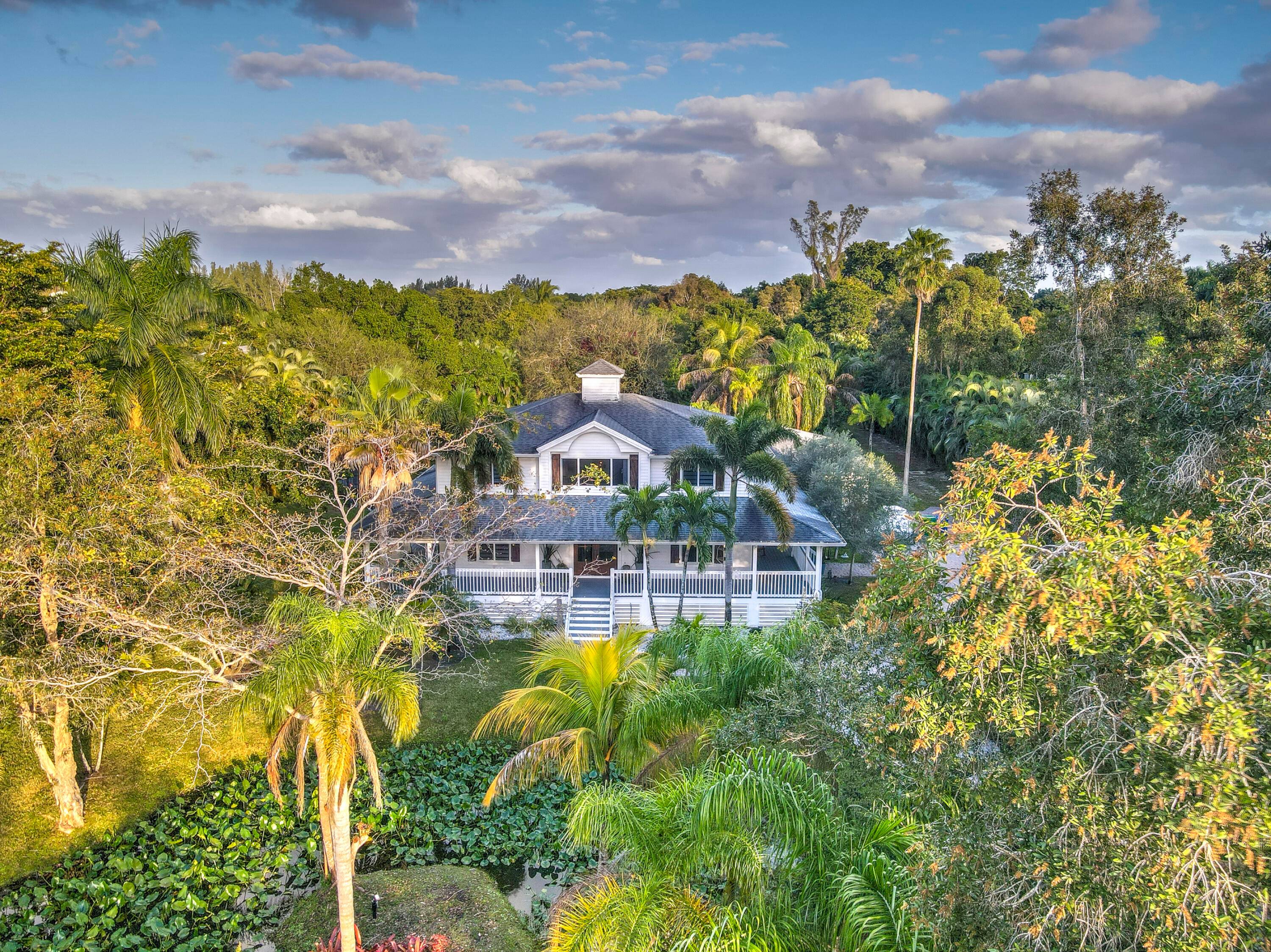 Charming Country Retreat with Modern Luxury !