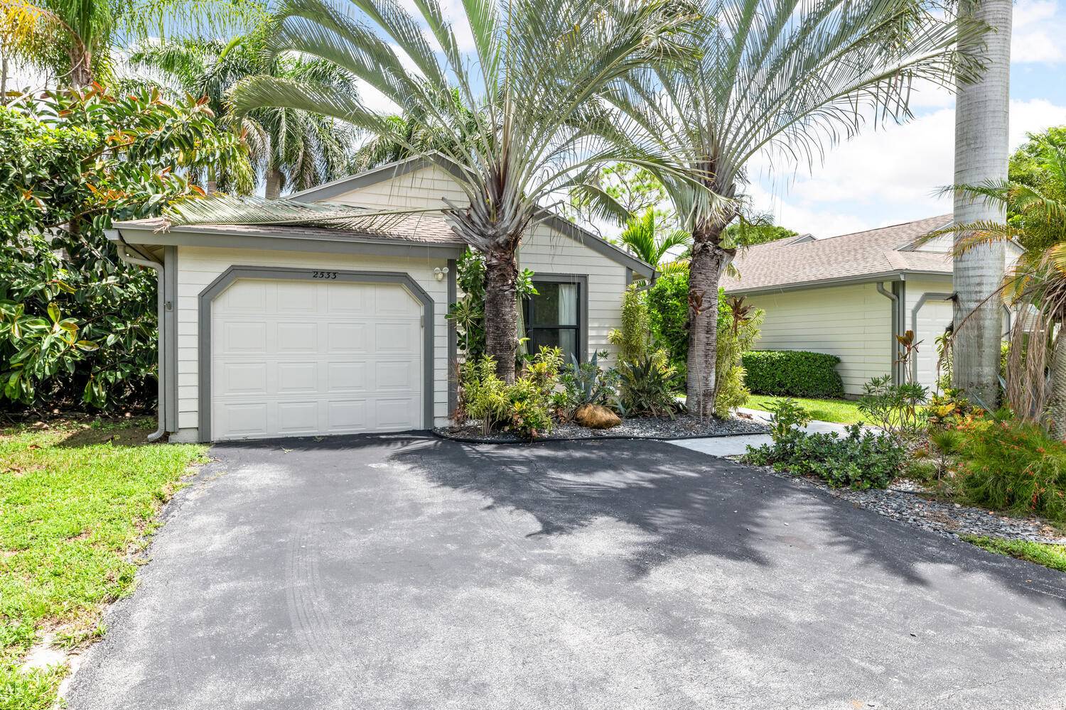 Well sought after single family home located in Bedford Mews, just around the corner from the horse shows !