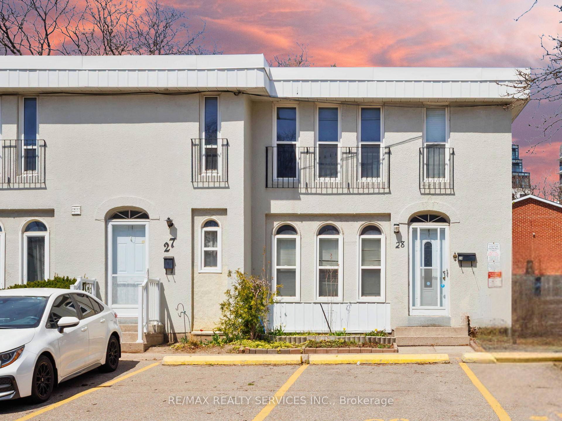 Fantastic 3 Bedroom End Unit Townhome In A Quiet, Well Managed Complex With Low Maintenance Fees.