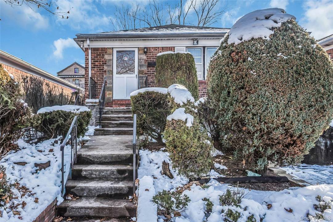 Bayside Brick 3 bedroom, Ranch, Living Room, Eat in Kitchen, Dining Room, located in the heart of Bayside.