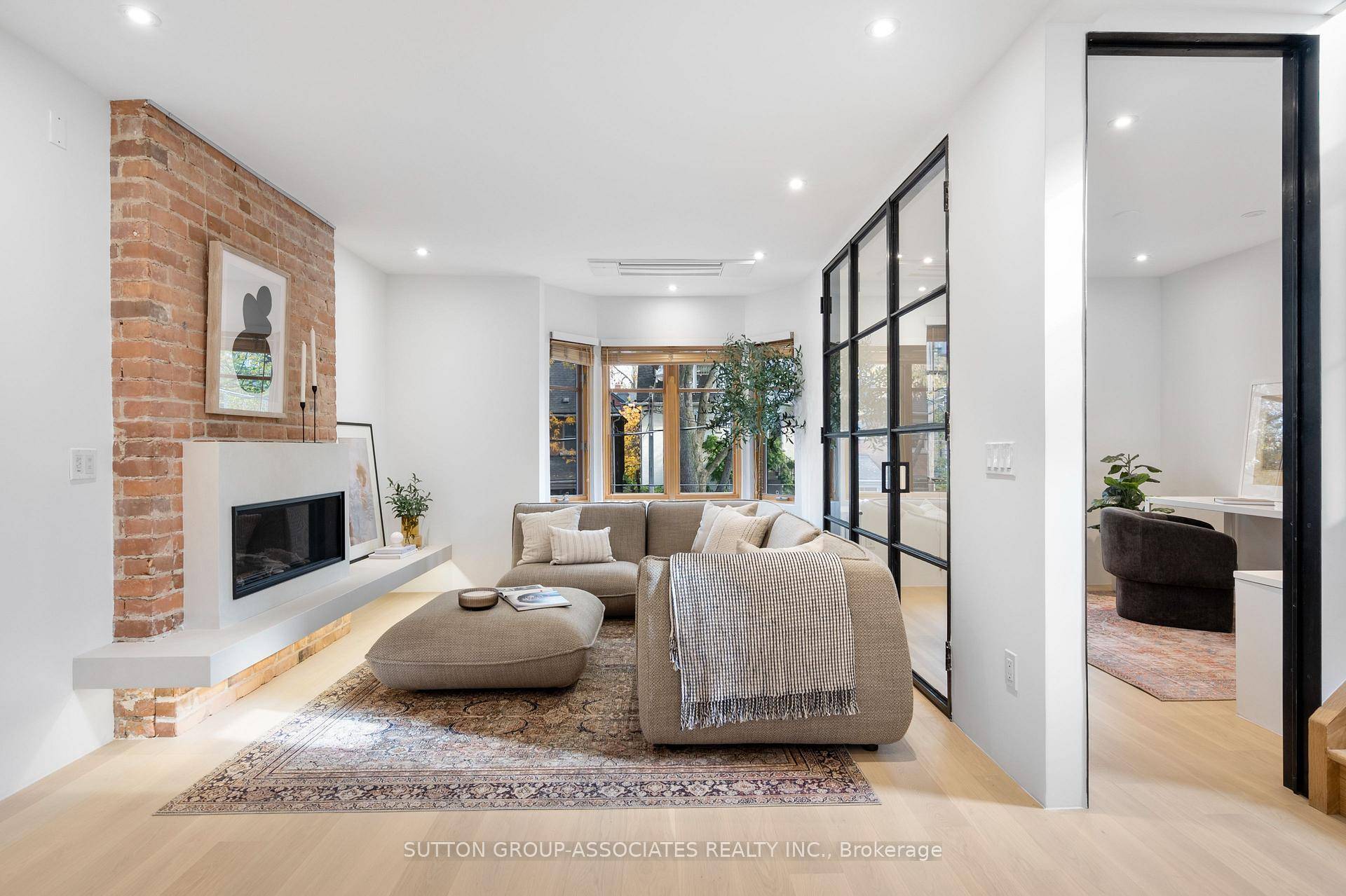 Spectacular new architectural reno, Prestige Annex location.