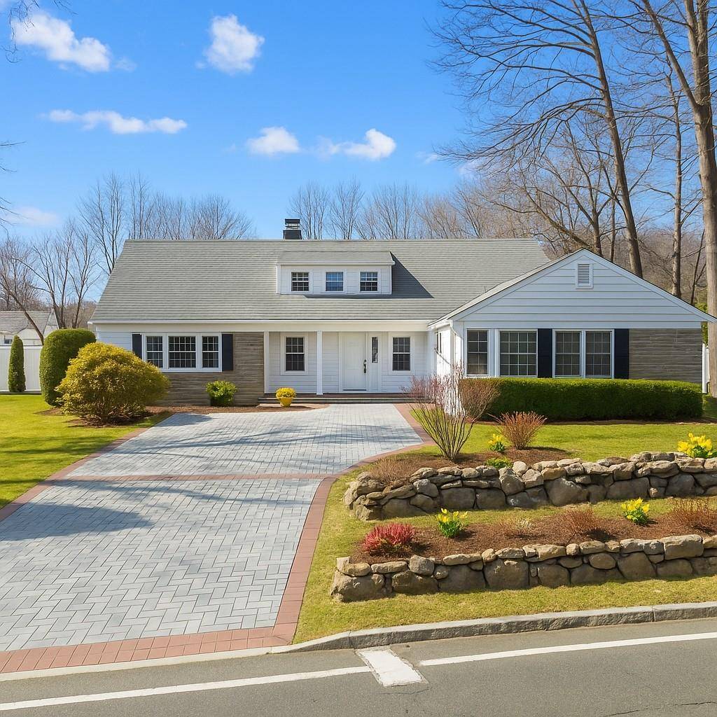 Come see this incredible opportunity to live in Victory Park section of New Rochelle.