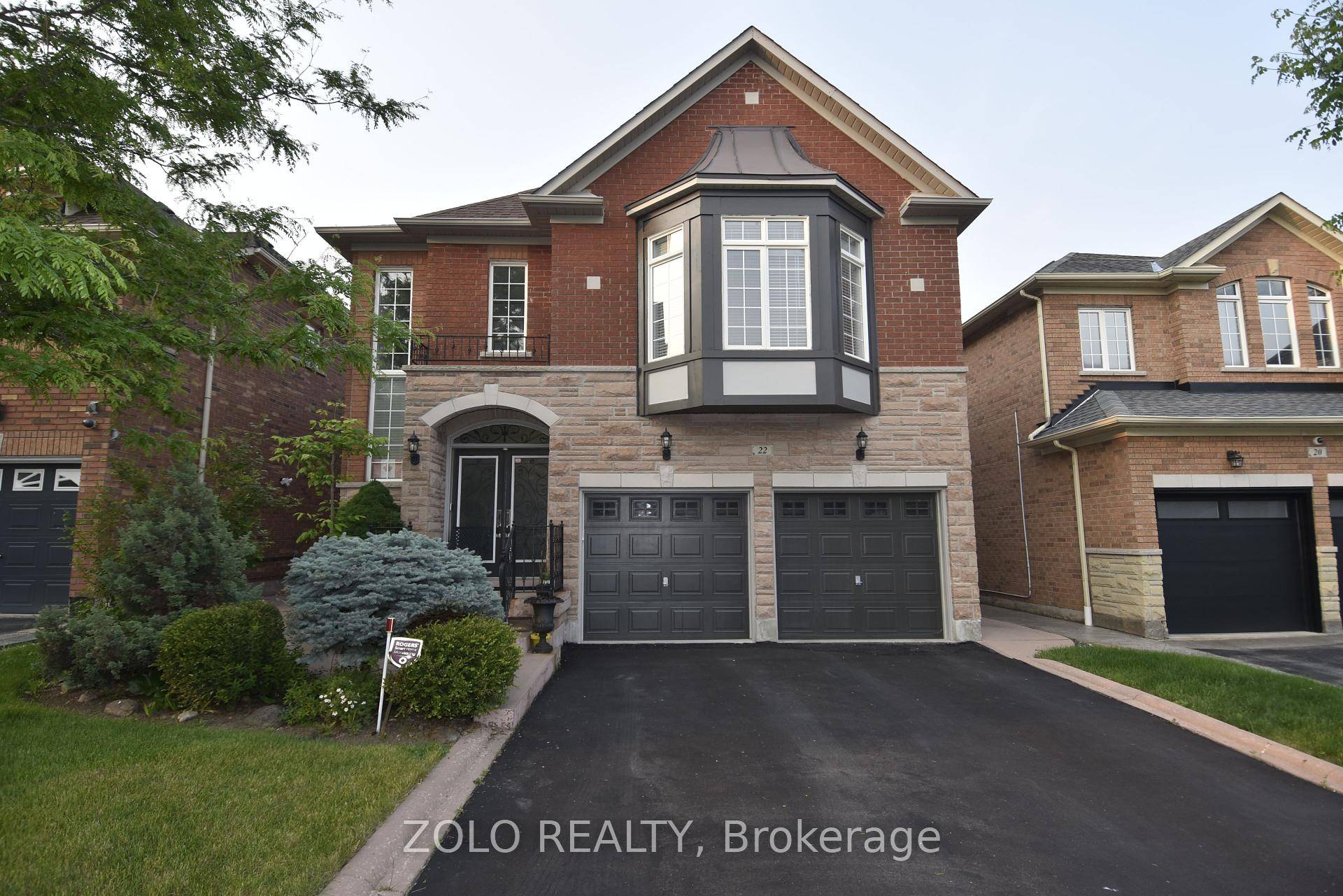 Welcome to 22 Showboat Cres located in sought after community of Lakelands Village.