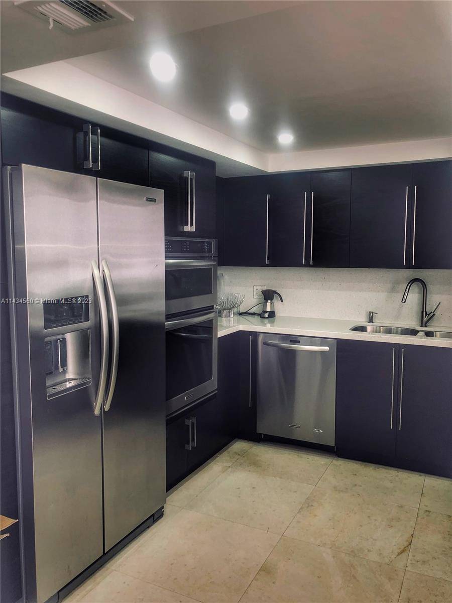 Gorgeous 2 bedroom 2 bathroom condo in the heart of Aventura !