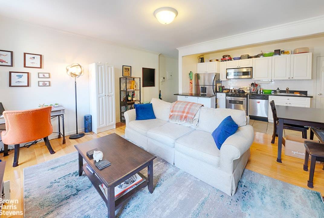 Apartment 2D is a wonderful opportunity to live or invest.