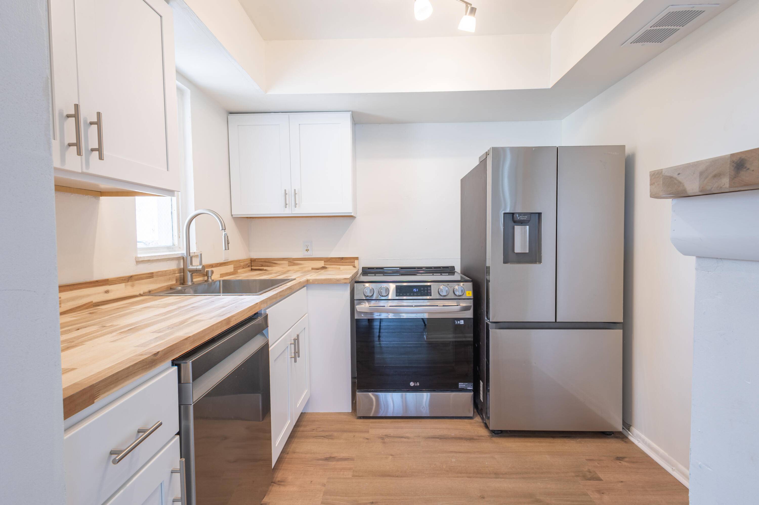Welcome to this charming move in ready condo with so much natural light !