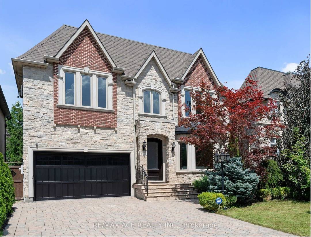 Elegant Custom Luxury in The Prestigious Willowdale Area Rarely lived in and immaculately cared for this home feels Brand New Welcome to this spectacular, custom built masterpiece set on an ...